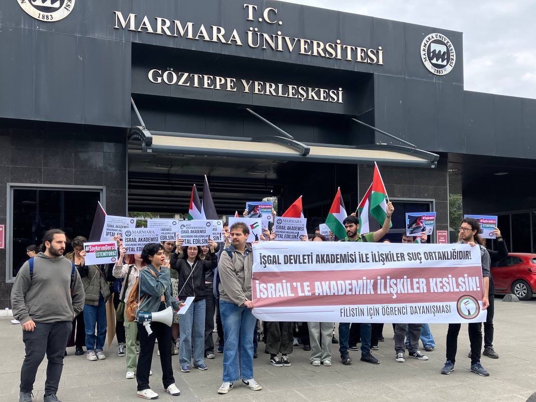 İşgal devleti akademisi ile ilişkilere son demek için, Marmara Üniversitesi önündeyiz. #SoykırımDersiİstemiyoruz