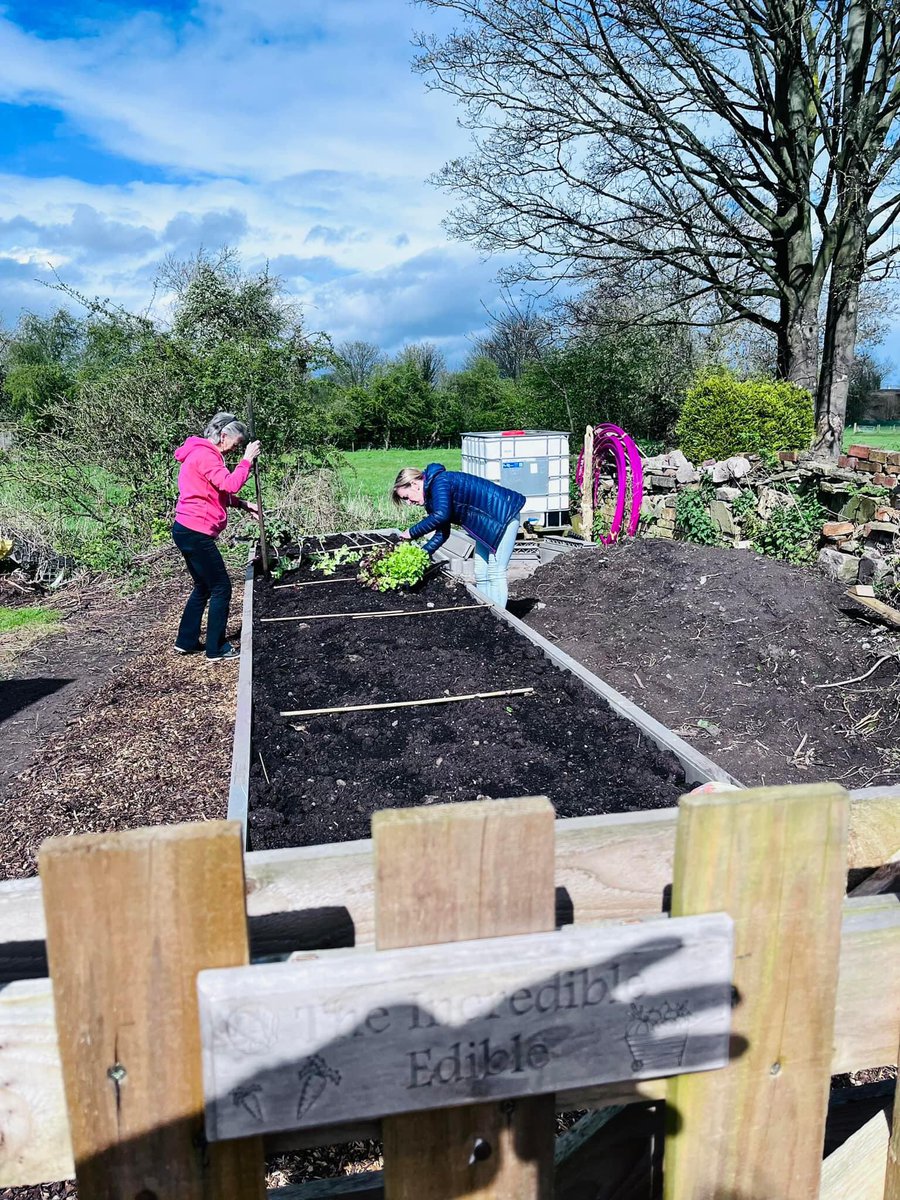 Help needed! Is anyone free on Sunday morning (21st April) from 10.30 to help Incredible Edible South Milford build their second stacking planter and fill with soil at the Swan community garden? 🌱 Any time you can give will be gratefully received! Bring a spade and gloves! 🧤
