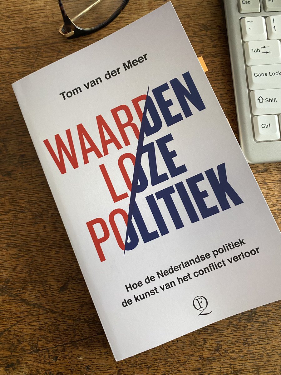 “De Nederlandse politiek werd waardenloos, visieloos en alternatiefloos”. Die quote komt uit dit nieuwe boek, ‘Waardenloze politiek’. Gister was de boekpresentatie bij @SPUI25, met @TomWGvdMeer en commentaar van @apjvalk en het was een hele eer om het evenement te modereren!