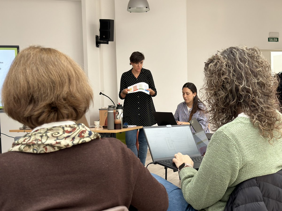 migrantes_sj's tweet photo. 💚🔁Hoy celebramos en #Madrid una reunión interna del equipo de proyectos de las entidades de la #redSJM.  Avanzando en la estrategia y seguimiento de proyectos conjuntos para seguir respondiendo a los desafíos del acompañamiento a las personas #migrantes. https://t.co/OsmUuVnrJQ