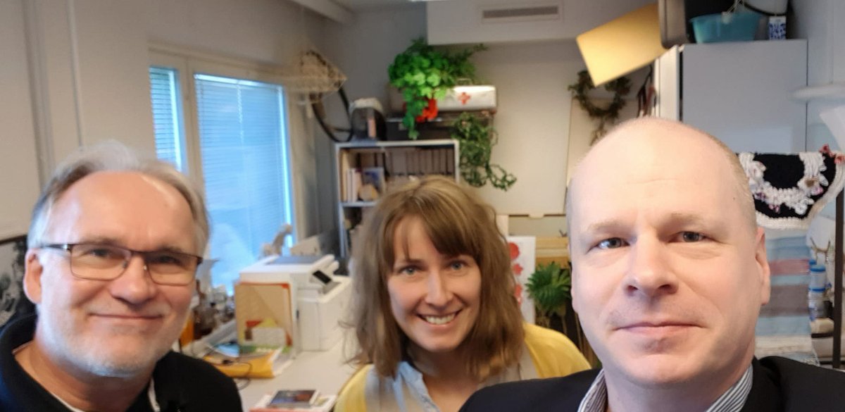 Kulttuuria kaikille. Sivistysjohtaja @MattiHursti &amp; kaupunginjohtaja <a href="/PiiparinenPauli/">Pauli Piiparinen</a> kävivät Tiuravuoren palvelukeskuksessa #Ylöjärvi kaupungin #yhteisötaiteilija Tuuli Pollarin luona; hän vie kulttuuria  etenkin niille, joiden ei ole helppoa päästä muuten kulttuurin pariin