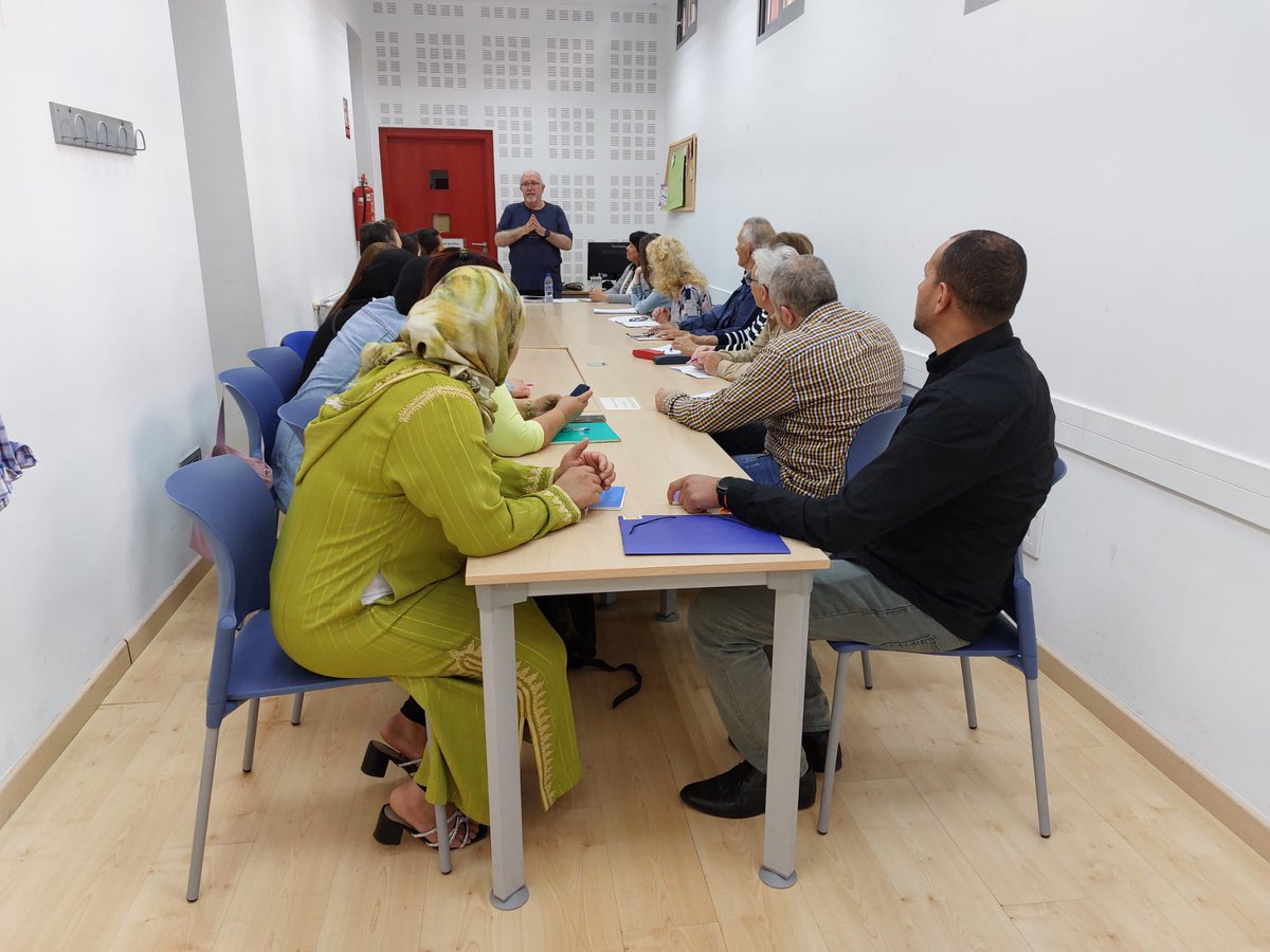 Tras llegar a un acuerdo entre el Ayuntamiento de Manises y Cruz Roja , hoy iniciamos las clases de castellano hacia la población migrante de la localidad en el centro AMICS. Todos los martes y jueves de 10:00 a 12:00 h. Esperamos que sea de gran utilidad para todo el alumnado.