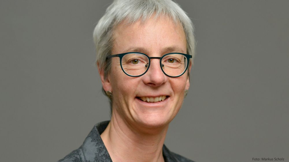 Leopoldina's tweet photo. Ein interdisziplinäres Team um Informatikerin und Leopoldina-Mitglied Ulrike von Luxburg wurde von DFG und Stifterverband mit dem #Communicatorpreis ausgezeichnet. Geehrt werden sie für ihre Beiträge zur #Wissenschaftskommunikation rund um eine #KI-Ausstellung in Tübingen: https://t.co/HDG7qqcJbU