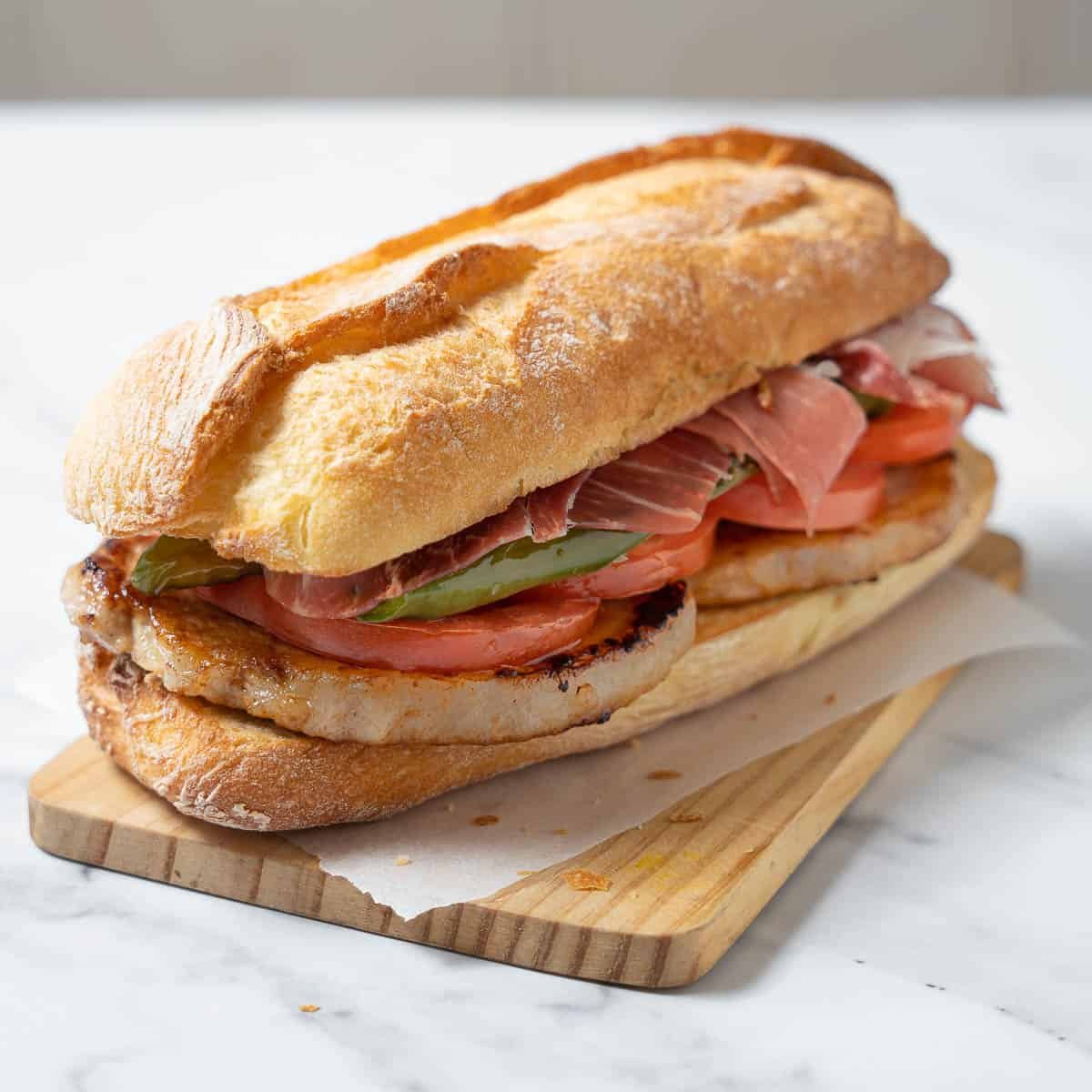C'est le sandwich qu'il vous faut pour un déjeuner sur le pouce, el Serranito ☀️

Du jambon serrano, de l'échine, des tomates, des poivrons et de l'huile d'olive. Il peut être complété par de l'aïoli et des frites. 

Idéal si vous êtes en pleine feria💃 

#FeriadeSevilla24