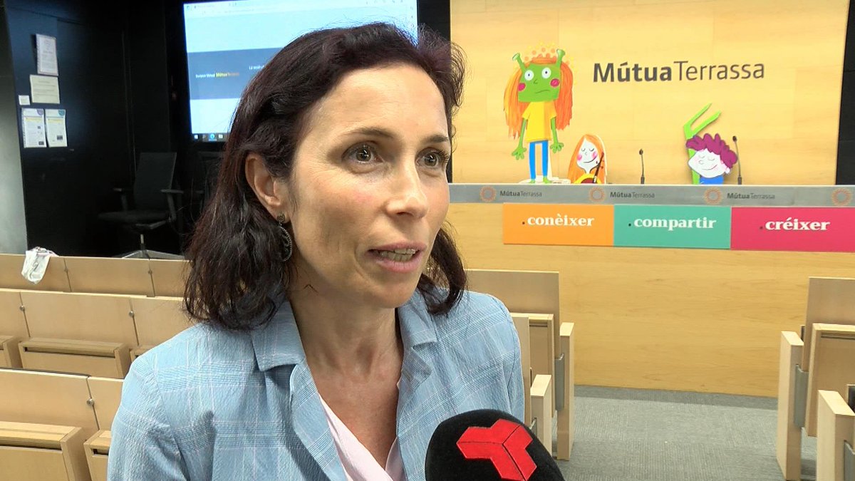 CanalTerrassa's tweet photo. 📚🌹🐉| L'#assetjamentEscolar centra el llibre de #SantJorditTRS de @Mutua_Terrassa 

▶️Amb il·lustracions de @monicaramoneda, en parlem amb l'autora, la cap del Servei de Medicina Interna, Helena Monzón https://t.co/T3tbn951PQ #Terrassa #salut https://t.co/QTIgaiFa5t