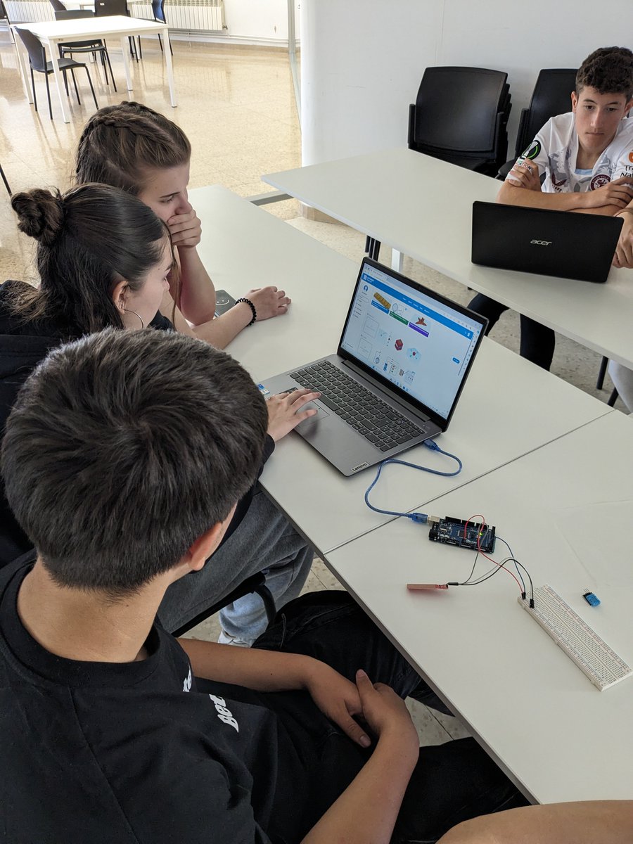 oficinaverde's tweet photo. #SEEDHOUSE🌱 Los estudiantes de 1º Bachillerato de Ciencias y Tecnología del IES Francisco Salinas han participado en diferentes actividades para conocer la tecnología IoT y el semillero inteligente que tenemos instalado en Peñuelas. Más info del proyecto👇https://t.co/tz503hYsiZ https://t.co/Ox78WTTGdW