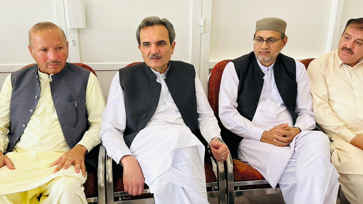 HaiderHotiANP's tweet photo. سابق وزیراعلی امیرحیدر خان ہوتی سے ہوتی ہاوس (مردان) میں پاکستان مسلم لیگ ن تحصیل مردان کے ذمہ داران کی ملاقات، سابق وزیراعلی امیرحیدر خان ہوتی نے 8 فروری کے انتخابات میں حمایت پر پی ایم ایل این کے ذمہ داران کا شکریہ ادا کیا۔ ملاقات میں مختلف دیگر امور پر بھی تفصیلی گفتگو ہوئی۔ جنرل سیکرٹری اے این پی مردان ہارون خان اور دیگر بھی موجود تھے۔