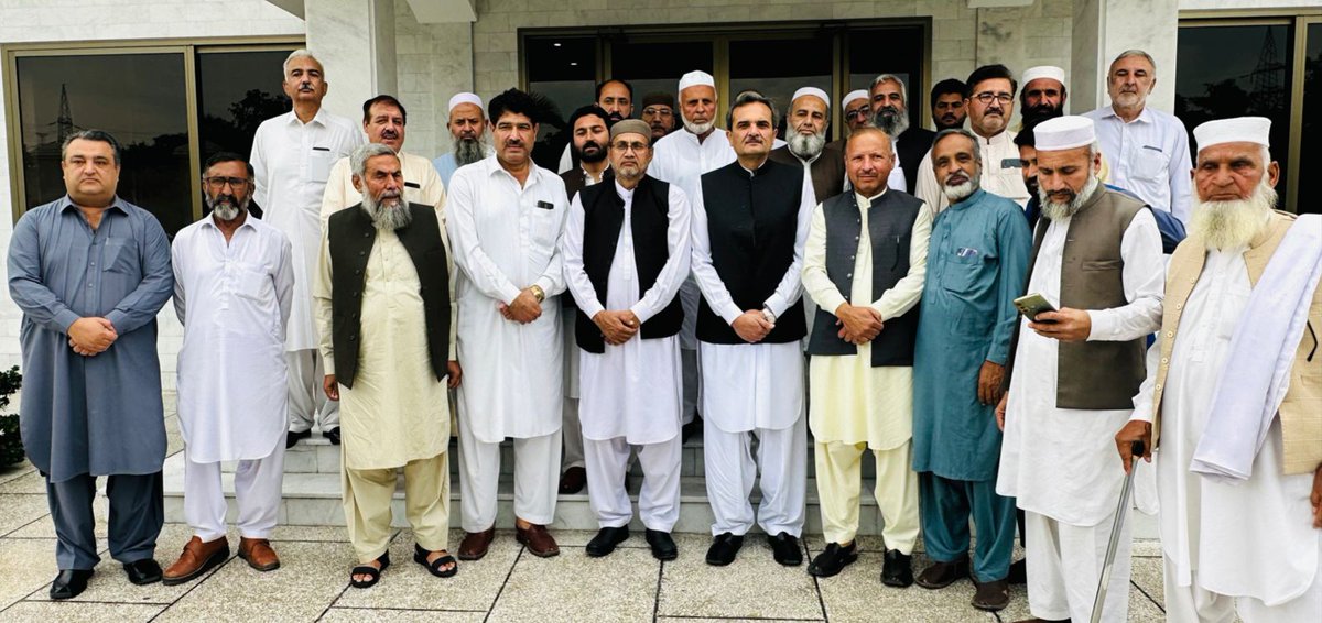 HaiderHotiANP's tweet photo. سابق وزیراعلی امیرحیدر خان ہوتی سے ہوتی ہاوس (مردان) میں پاکستان مسلم لیگ ن تحصیل مردان کے ذمہ داران کی ملاقات، سابق وزیراعلی امیرحیدر خان ہوتی نے 8 فروری کے انتخابات میں حمایت پر پی ایم ایل این کے ذمہ داران کا شکریہ ادا کیا۔ ملاقات میں مختلف دیگر امور پر بھی تفصیلی گفتگو ہوئی۔ جنرل سیکرٹری اے این پی مردان ہارون خان اور دیگر بھی موجود تھے۔