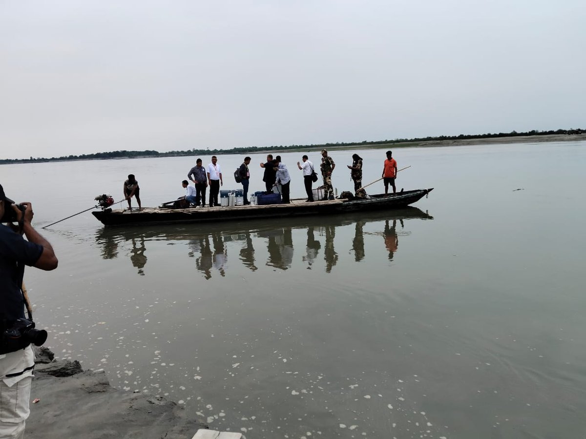 Police personnel with Polling staff on their way to the Polling Booth, crossing the mighty Brahmaputra River, by boat & by tractor. @assampolice @DGPAssamPolice @gpsinghips @d_mukherjee_IPS