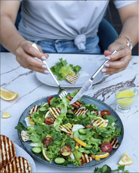 MuratbeyCheese's tweet photo. Simply mix your favorite greens with tomatoes and cucumbers, add Muratbey Sliced Grill Burger Cheese ( https://t.co/taUnPhVWYt) on top and dress it with a fresh lemon vinaigrette. Grill after soaking it in warm water for 15 minutes. Serve it up hot. Enjoy your meal! 🥰
#Muratbey https://t.co/z1kRAWVEkh