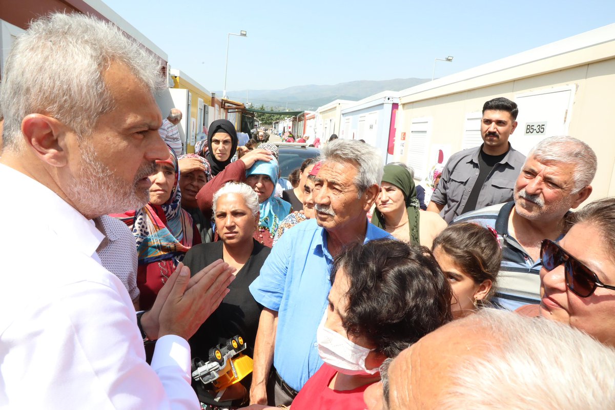 Katar-Türkiye Kardeşlik Konteyner Kent Merkezi’nde ikamet eden Sn. Şükrü Buğdaycıgil ve ailesini ziyaret ettik. Konteyner Kent’te ikamet eden vatandaşlarımızla da bir araya gelerek sorunlarını dinledik. Memleketimizin geleceği için sağlam adımlar atacağız.