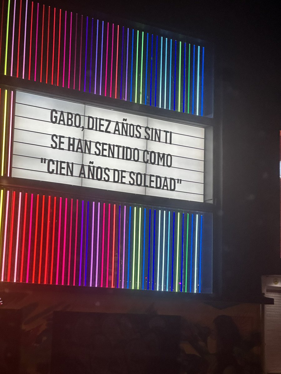 VillegasPoljak's tweet photo. Con autorización del presidente @nicolasmaduro vine a #Colombia para participar, junto a otros escritores y escritoras de #Venezuela, en la Feria Internacional del Libro de Bogotá. Anoche fue la inauguración, encabezada por el presidente Gustavo Petro y Lula Da Silva, su homólogo de Brasil, país invitado de honor en esta edición de la Filbo. Tuve el gusto de compartir con los ministros de Cultura de ambos países, Juan David Correa 🇨🇴 y Margaret Menezes 🇧🇷, a quienes obsequié un ejemplar de mi libro Golpe bajo, sobre el golpe parlamentario que derrocó a la ex presidenta brasileña Dilma Roussef en 2016. La feria se instaló el mismo día en que se cumplieron 10 años de la desaparición física de Gabriel García Márquez. #venezuela #colombia #felizjueves #18abril