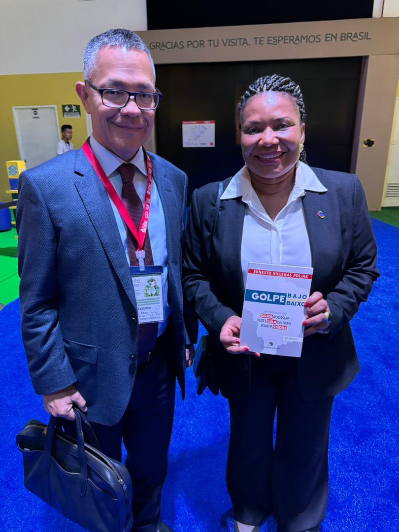 VillegasPoljak's tweet photo. Con autorización del presidente @nicolasmaduro vine a #Colombia para participar, junto a otros escritores y escritoras de #Venezuela, en la Feria Internacional del Libro de Bogotá. Anoche fue la inauguración, encabezada por el presidente Gustavo Petro y Lula Da Silva, su homólogo de Brasil, país invitado de honor en esta edición de la Filbo. Tuve el gusto de compartir con los ministros de Cultura de ambos países, Juan David Correa 🇨🇴 y Margaret Menezes 🇧🇷, a quienes obsequié un ejemplar de mi libro Golpe bajo, sobre el golpe parlamentario que derrocó a la ex presidenta brasileña Dilma Roussef en 2016. La feria se instaló el mismo día en que se cumplieron 10 años de la desaparición física de Gabriel García Márquez. #venezuela #colombia #felizjueves #18abril