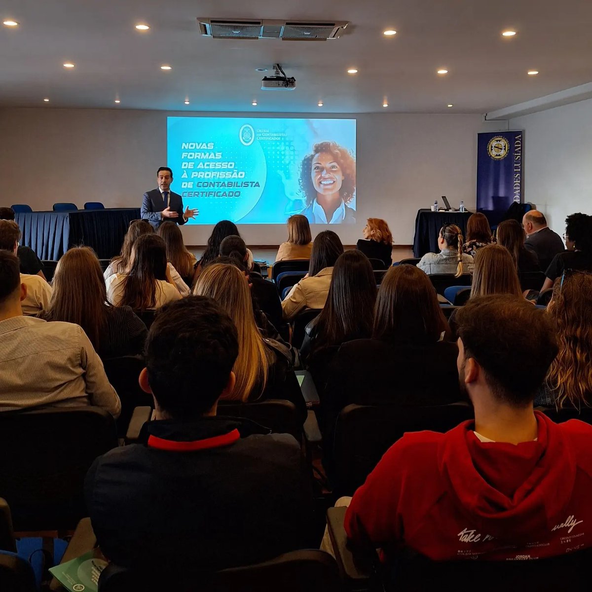 O diretor da Ordem Pedro Nuno Ferreira participa, neste momento, na Universidade Lusíada, em Famalicão, numa sessão de esclarecimento sobre as novas formas de acesso à profissão.