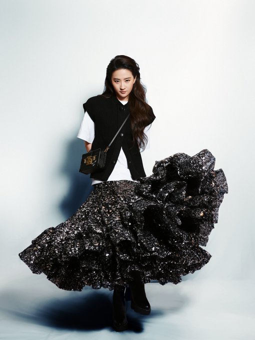 Louis Vuitton Women's Voyager Show in Shanghai GLcLP7rbQAA2yii?format=jpg&name=small