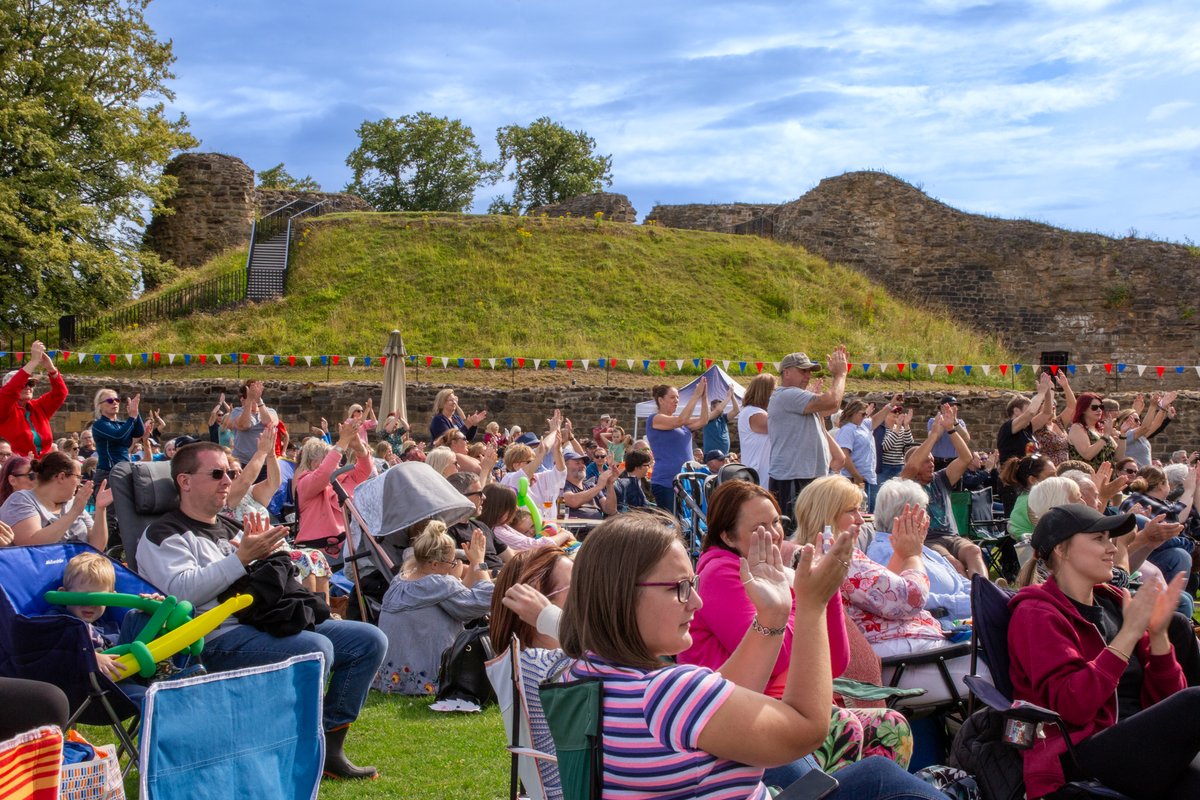 Did you know that #StGeorgesDay is also thought to be Shakespeare's birthday? We're celebrating two of The Bard's best-loved plays with special outdoor performances: 🌞 A Midsummer Night's Dream - Fri 26 July 💘 Romeo and Juliet - Wed 28 Aug Tickets: ticketsource.co.uk/pontefract-cas…