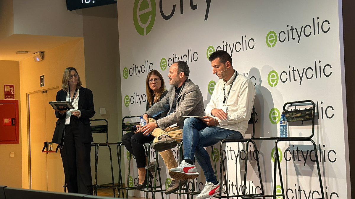 ecityclic's tweet photo. 🙌🏻 @CindeaS modera, acompañada de @evaruizmiracle, @FerranFarriol y #JuanCarlosMolina, quienes comparten sus experiencias en la implementación de soluciones digitales en la administración pública. ¡Una conversación sobre innovación y calidad! 🔝🔝
#eCityLAB24 https://t.co/iStCgcqTHI
