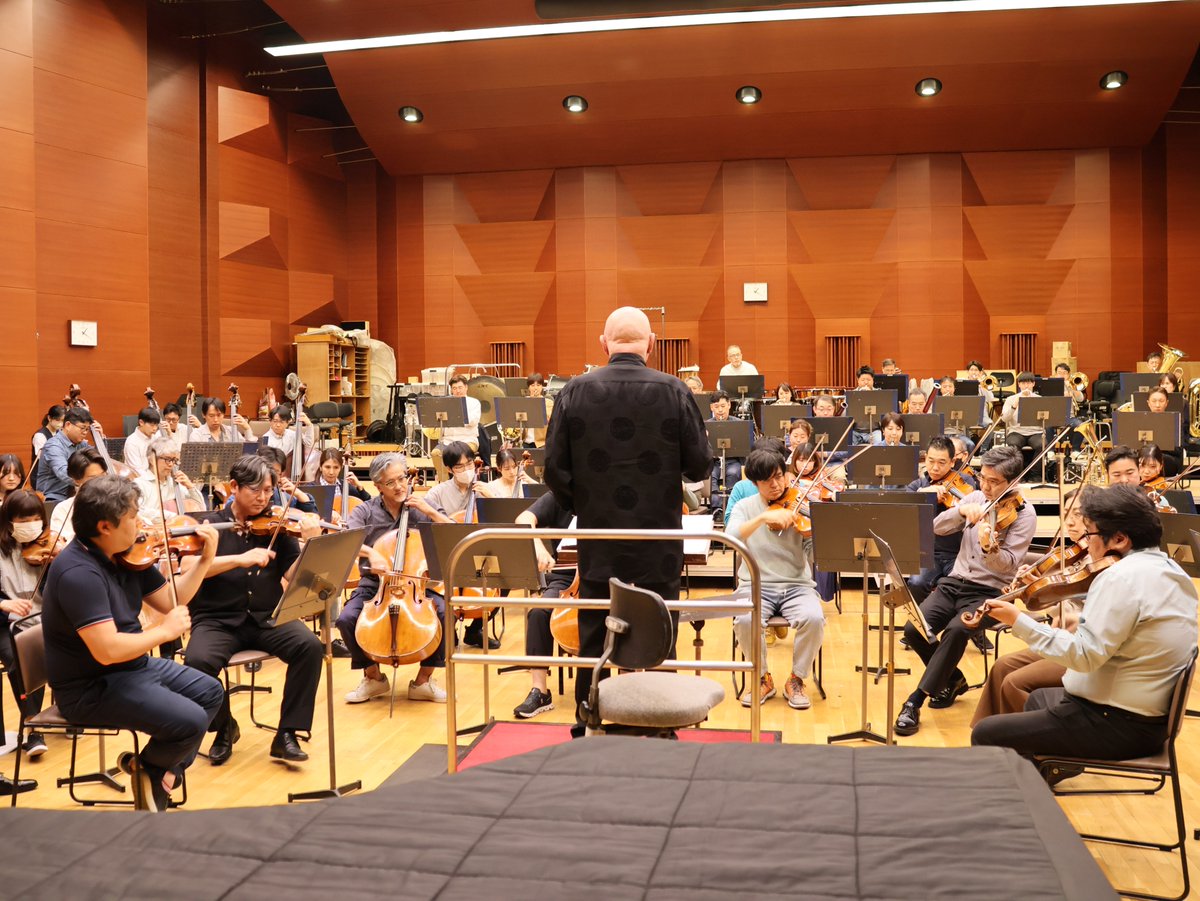 #N響 定期公演4月Cプログラム 🎶

明日明後日 #NHKホール で開催の定期4月Cプロ練習3日目。 #クリストフ・エッシェンバッハ のタクトから奏でられる #ブルックナー《交響曲第7番》の壮大な響きは必聴です🎶

#nhkso #ChristophEschenbach #Bruckner

明日4/19(金)は NHKFMでの #N響生放送