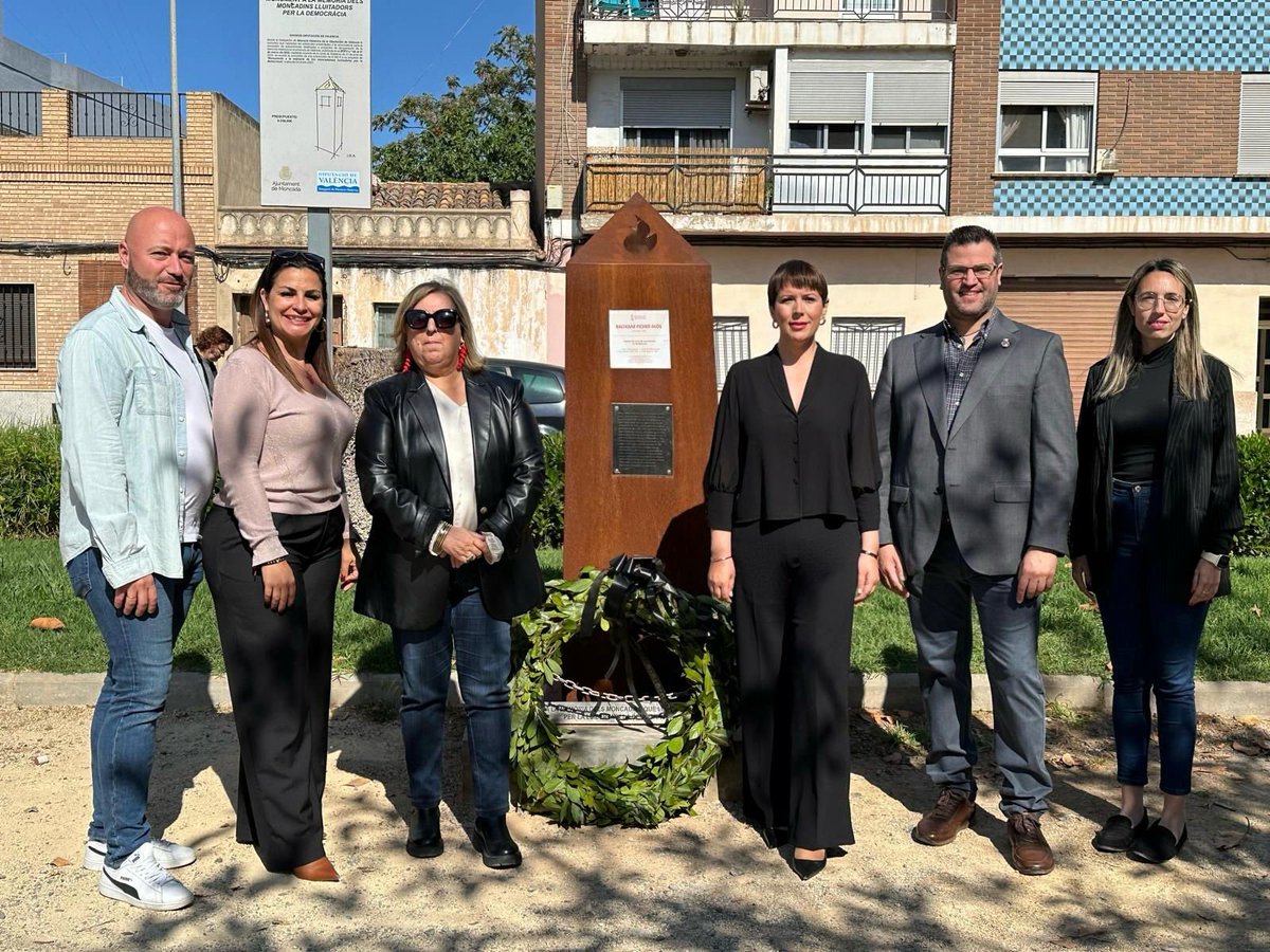 PspvPsoeMoncada's tweet photo. 🌹La alcaldesa @2015Amparo la concejal de memoria democrática @BondiaFeli y el grupo municipal socialista han depositado una corona de laurel en memoria de los moncadenses que lucharon por la libertad y la democracia y reivindicar las políticas de memoria impulsadas por el @PSOE https://t.co/w3YdNS3EmR