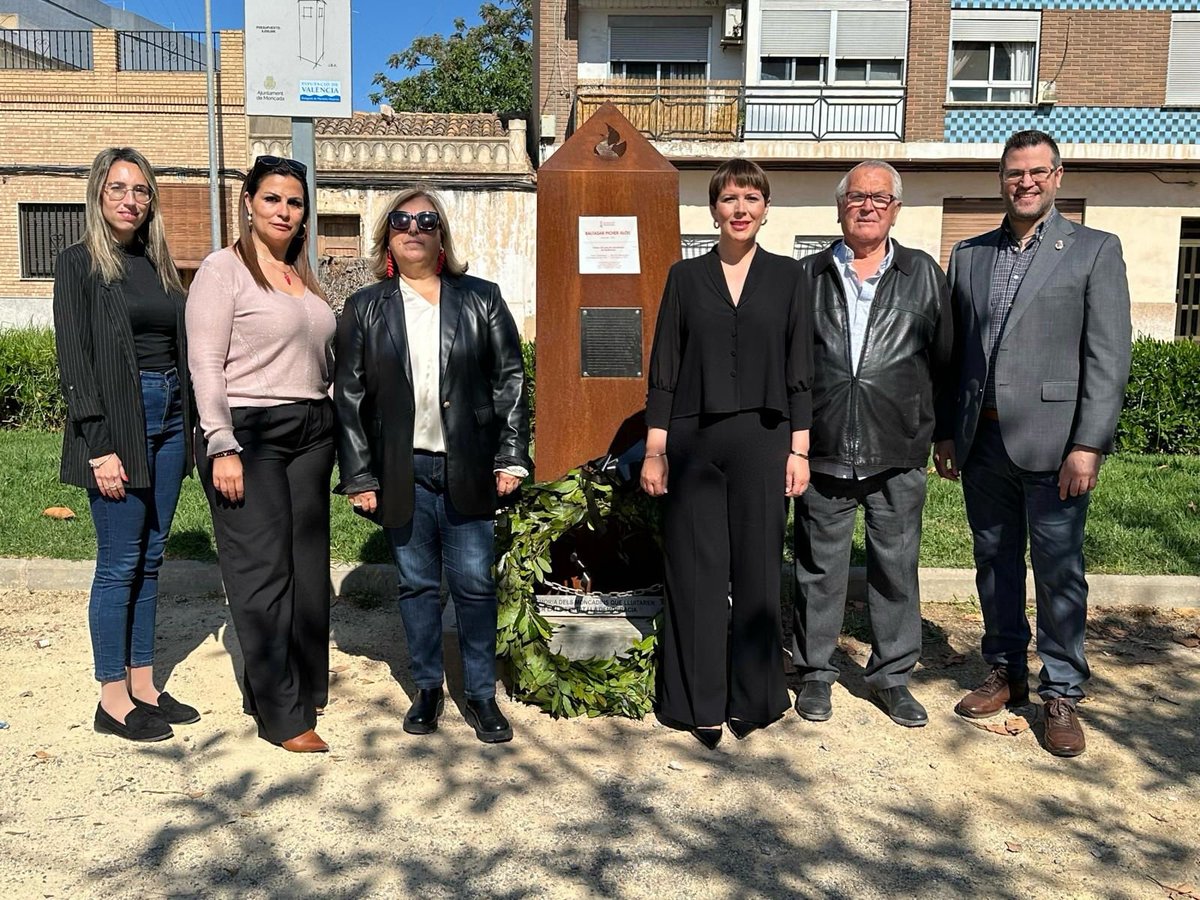 PspvPsoeMoncada's tweet photo. 🌹La alcaldesa @2015Amparo la concejal de memoria democrática @BondiaFeli y el grupo municipal socialista han depositado una corona de laurel en memoria de los moncadenses que lucharon por la libertad y la democracia y reivindicar las políticas de memoria impulsadas por el @PSOE https://t.co/w3YdNS3EmR