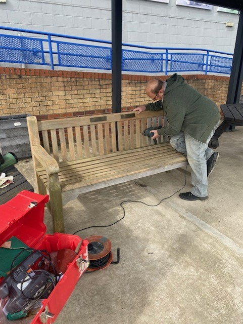 More #communityvolunteering at Shaw Lane today. Here's John sanding down one of the benches ready for re-varnishing. Great work! #thankyou #letsgetoutandabout #barnsley @AgeUK_Barnsley @TNLComFund