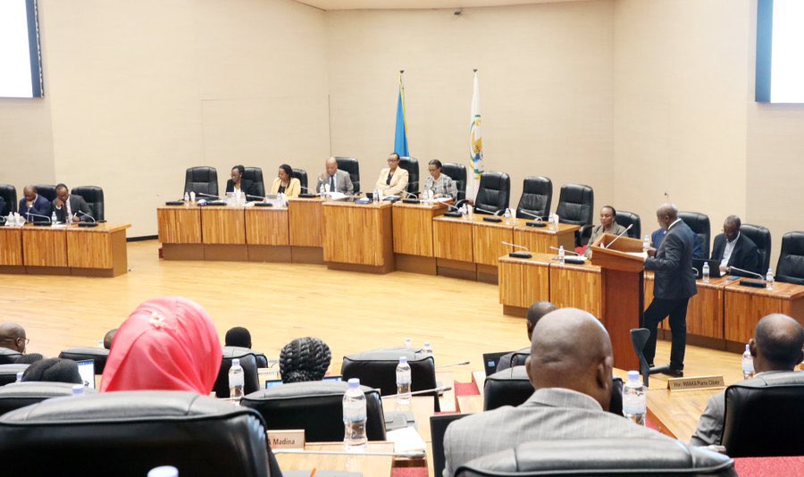 Debate iryoshye muri @RwandaParliamnt ku mavugurura ya Kaminuza y’u Rwanda nibyo leta yagezeho mu burezi. PM Dr Ngirente bari kumuhata umuriro nawe akabaha undi 😁