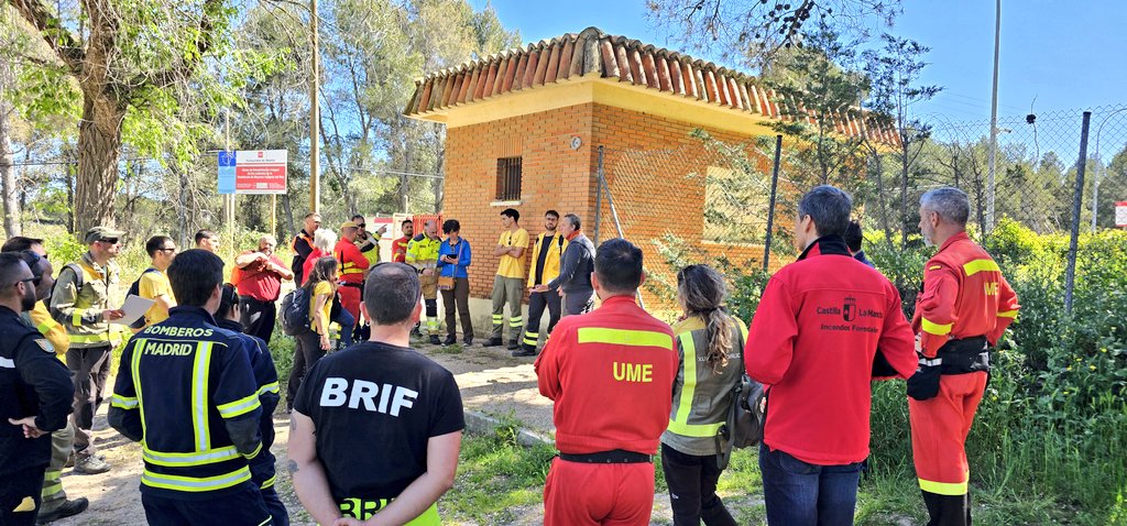 Labores de #reconocimiento Curso de operaciones de defensa contra #IncendiosForestales en la #IUF de la #EscuelaNacional de @proteccioncivil Hoy salimos a campo para plantear #IIFF en áreas sensibles Preparar y defender hospital enmedio de un pinar... #InfraestructuraCrítica