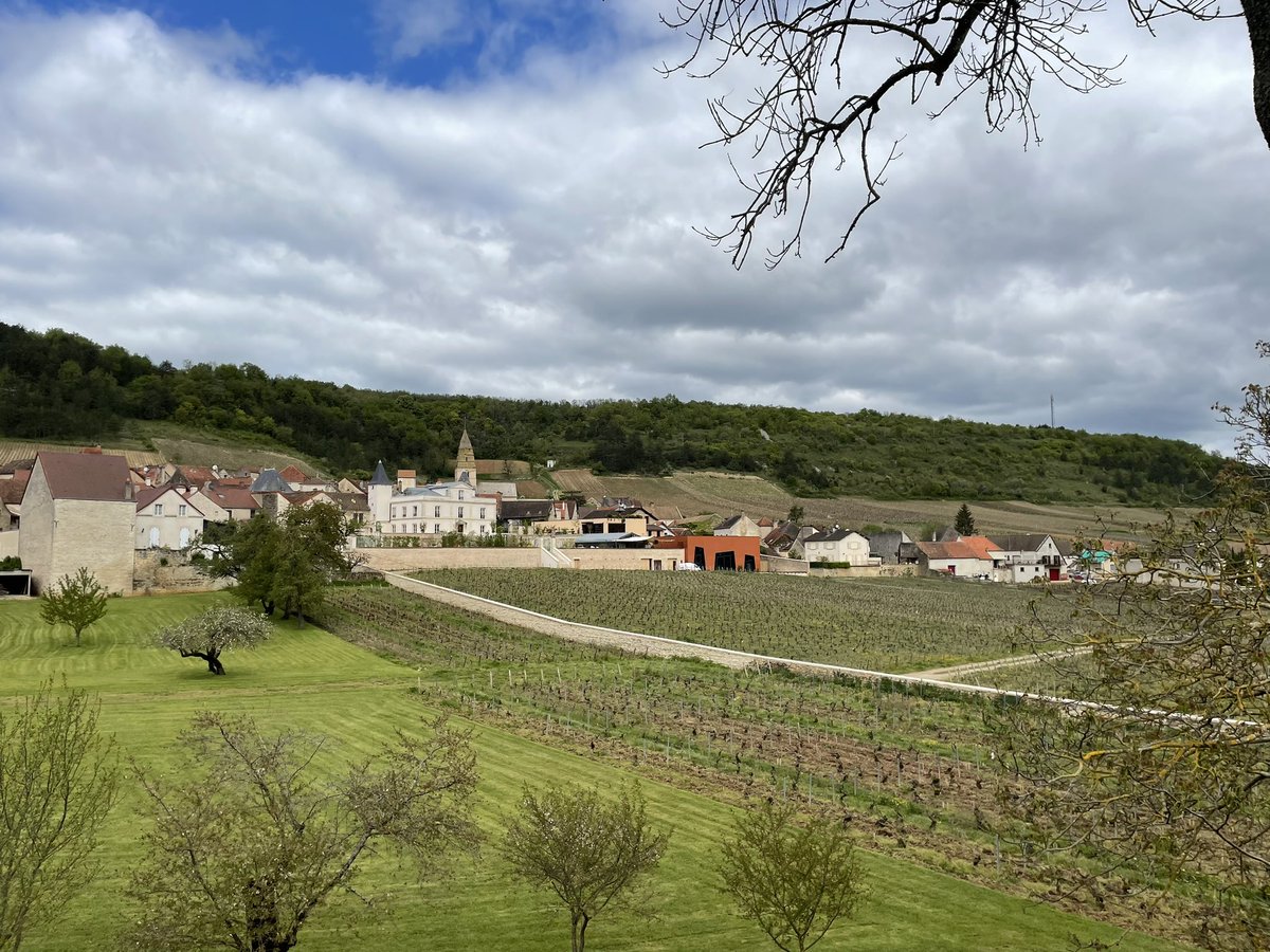 The wine 🍷 village of St Aubin (21) in the Bourgogne. Charming little place and so French 🇫🇷! Perfect spot for a picnic 🧺, and so far removed from, say, South Mimms services on the M25 in the UK 🇬🇧 don’t you think? Bon appétit à tout le monde!