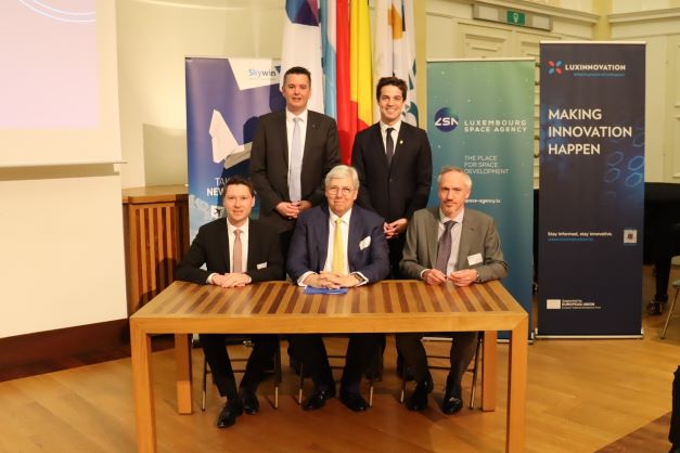 AMOS and <a href="/HITECLuxembourg/">HITEC Luxembourg</a>  have signed a Memorandum of Understanding for the development of optical ground antennas.
This collaboration agreement was signed in presence of <a href="/ThomasDermine/">Thomas Dermine</a>  and  <a href="/LexDelles/">Lex Delles</a> .
#HITECLuxembourg #antennas #QKD #LUinBELGIUM #amostelescopes