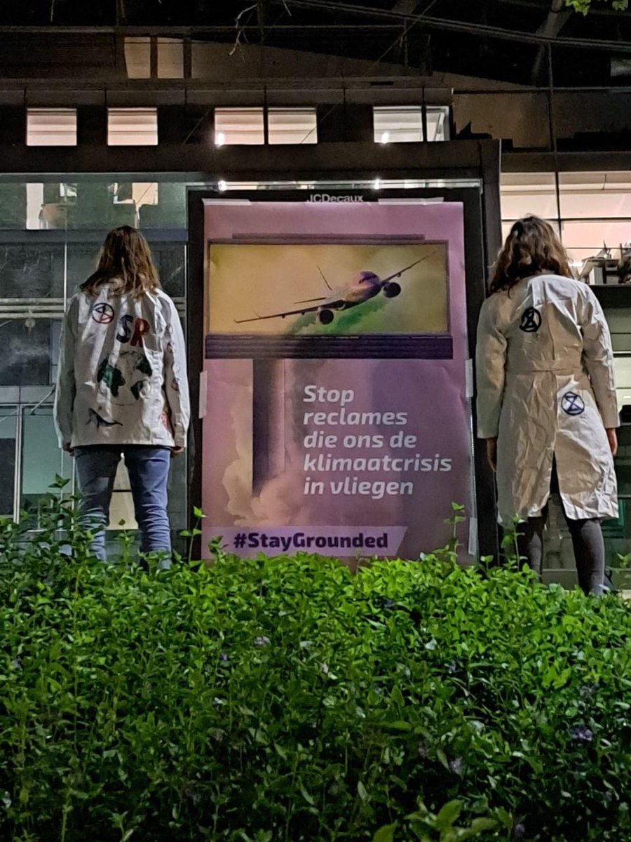 Stop met vliegreclames! Gisterenavond hebben we posters vervangen bij 2 reclamebedrijven die vliegreclames maken. Luchtvaartmaatschappijen beweren dat vliegen groen kan zijn. Dat is #greenwashing! Het enige groene vliegtuig is één dat aan de grond blijft. #staygrounded 👇(1/4)