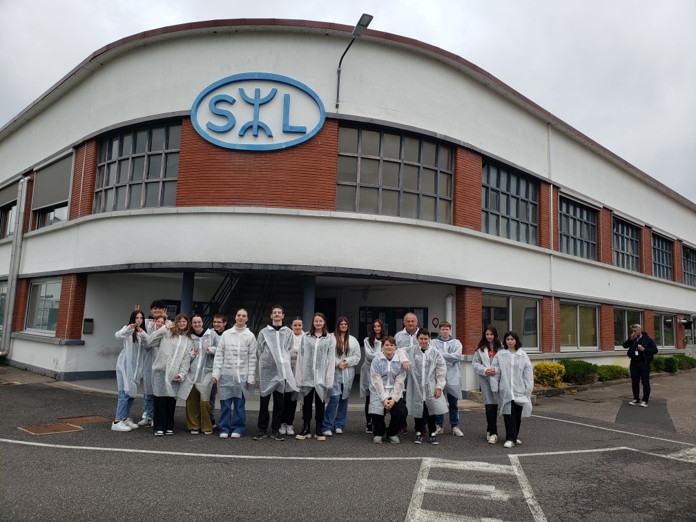 Dans le cadre du parcours avenir, #cordeesdelareussite,#découvertedesmetiers , les élèves ont visité l'entreprise Essilor et L'IUT  de Nancy. Merci à ces partenaires pour leur accueil. <a href="/DSDEN55/">DSDEN55</a>