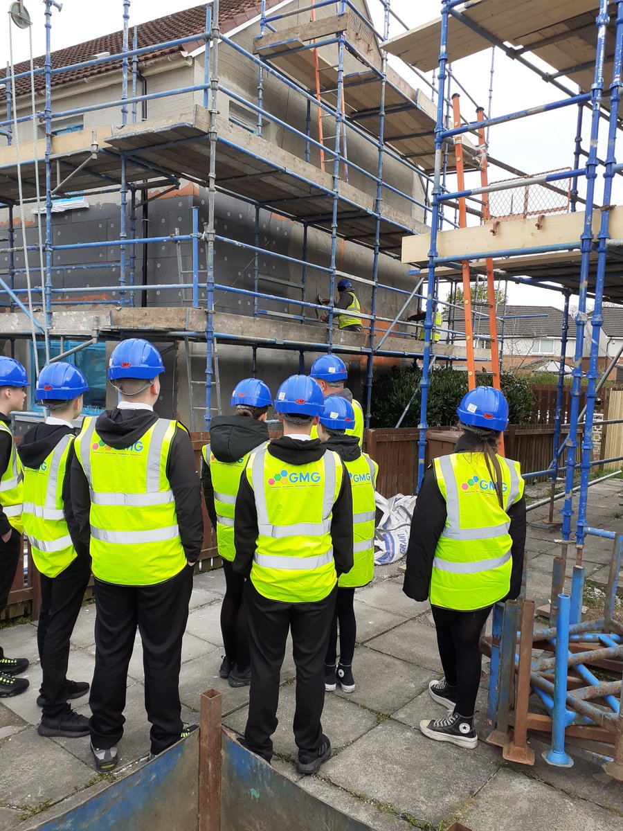Mentors out & about with households to retrofit former @GlasgowCC properties with external wall insulation. @St_PaulsRCHS kids joined us to explore energy efficiency & career opps in retrofitting & construction. Tackling fuel poverty together, securing a brighter future #HEEPSABS