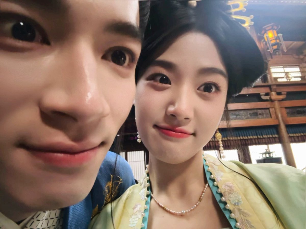 #LuYuxiao share snaps with #WangXingyue for Perfect Match filming wrap! 🩵