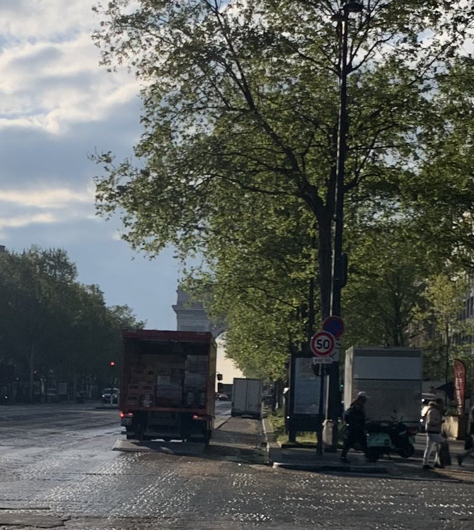 Sans un muret de séparation suffisamment haut les cyclistes seront en danger quand les livreurs se garent sur la piste!! @Paris @David_Belliard @egregoire