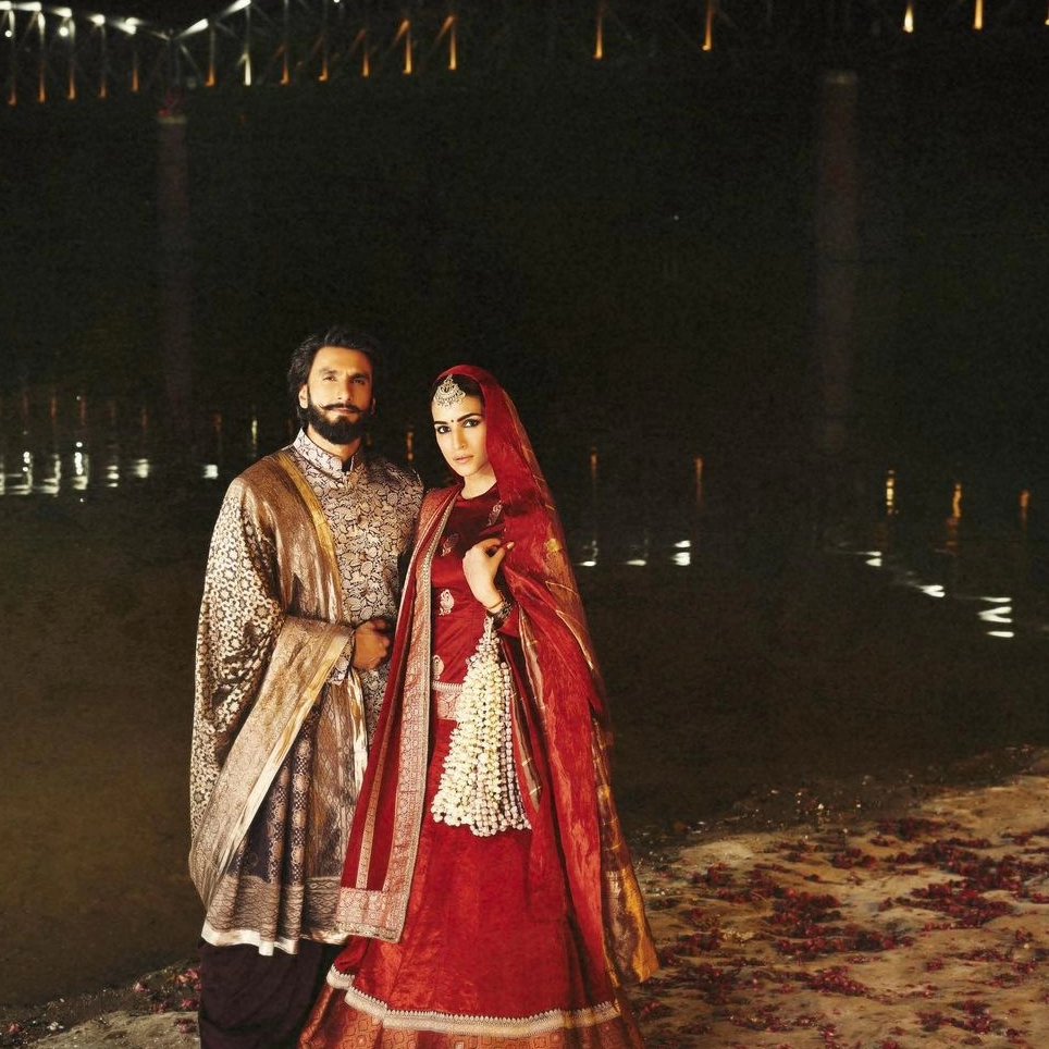 Aesthetic!✨

#KritiSanon and #RanveerSingh exude regal vibes in their photos from Kashi.