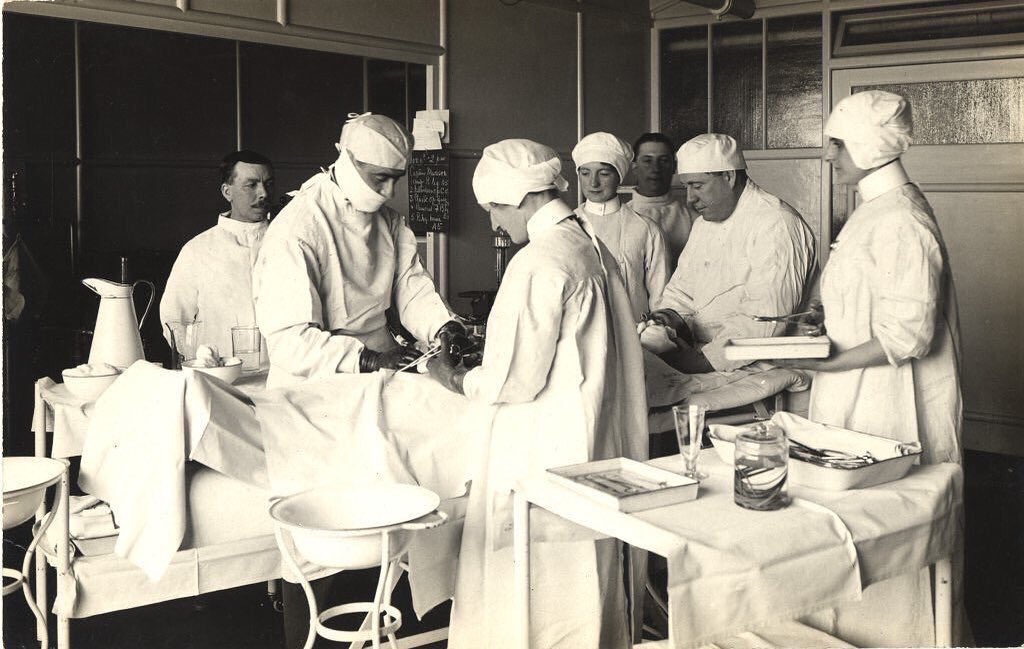 Dr. Murrison operating in 4th floor theatre at King George Military Hospital, 1915 #histmed #histsurg #historyofmedicine #historyofsurgery #pastmedicalhistory