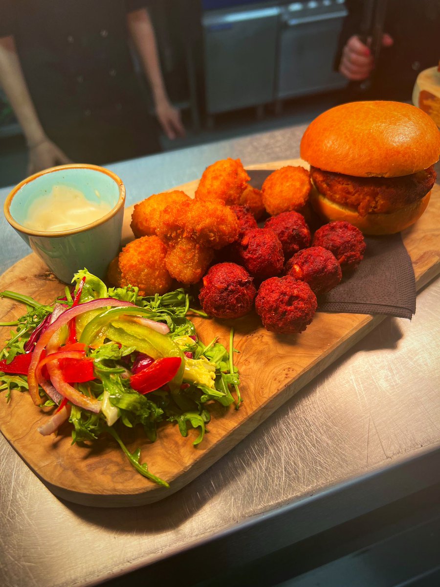 Stonebridge27's tweet photo. To find out more about our new menus and peruse what is now on offer, simply call into the clubhouse and speak to a member of the Spike Bar team who will assist and take your order.
#food #drink #summermenu #spikebar #sharingboards #barmenu #stonebridge #golf #meriden #coventry https://t.co/DdCDTl5hnq