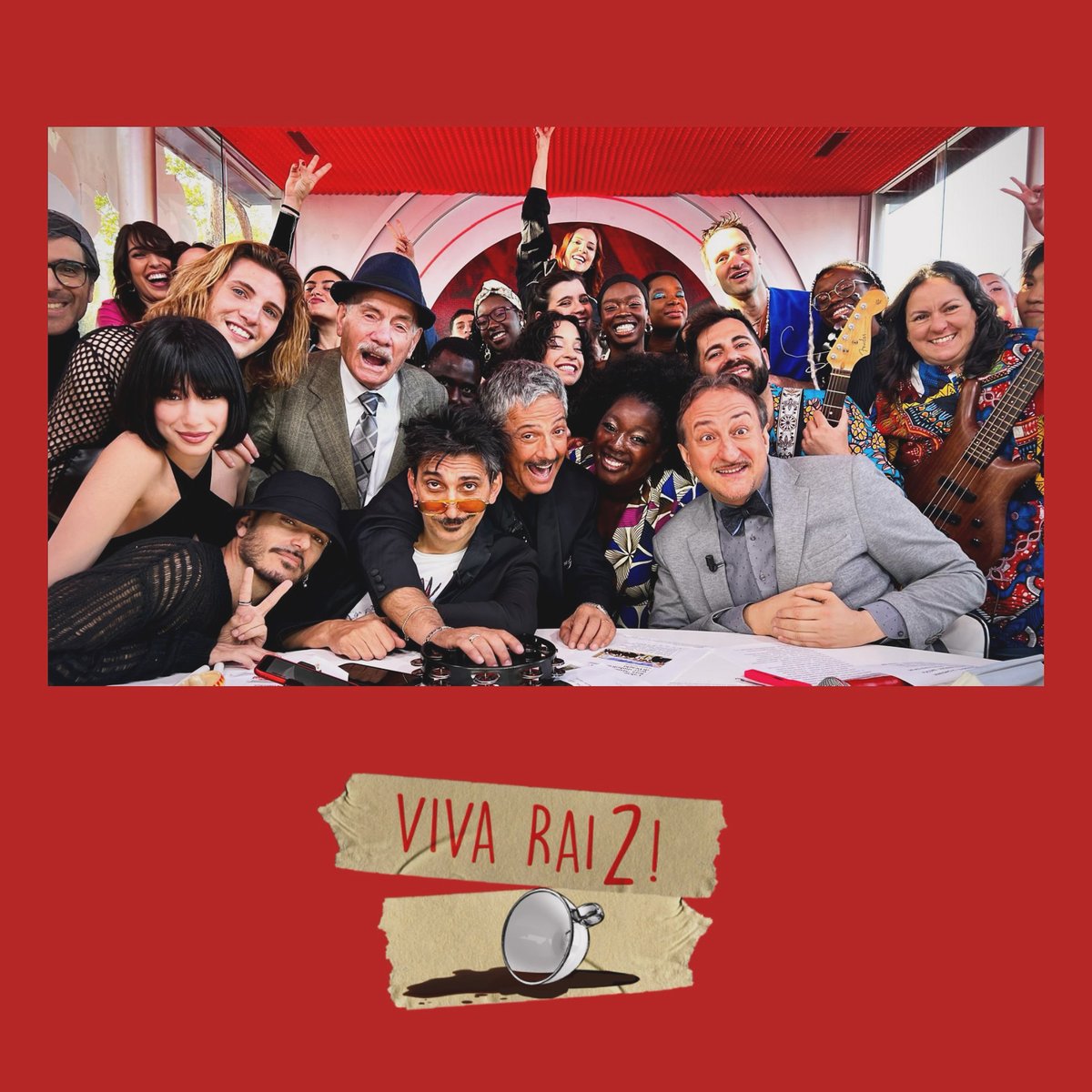Family portrait 📷 ci vediamo domani, con l’ultima puntata della settimana di #VivaRai2 ❤️ @Fiorello @fabriggio @MauroCasciari