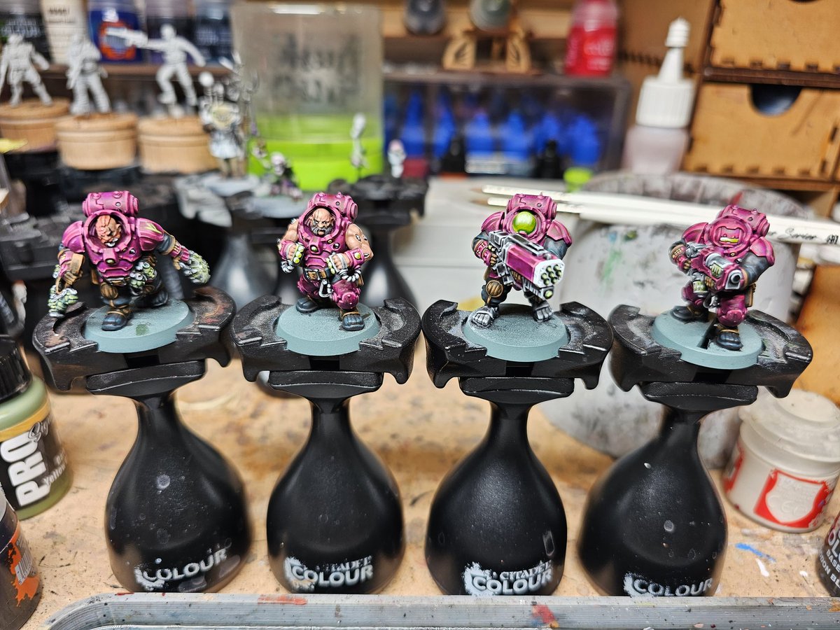 First 4 hearthkyn for #killteam done. I wanted a mix of contrast and normal to speed things up and I enjoyed using the colour wheel for complimentary colours. Also happy the freehand rune and the scars on the grenadier. @warhammer