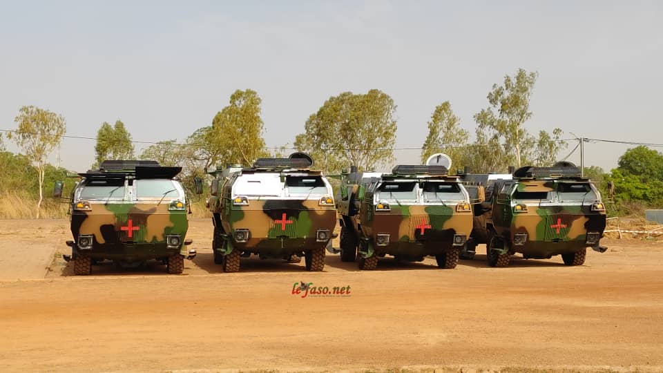 #Burkina #Sécurité Un important lot de matériels militaires réceptionné pour la lutte. Ce sont au total 75 véhicules militaires. Il s'agit de 20 véhicules Sadco, 20 véhicules M53, 20 Kraz10 tons fuel tanker, 7 APC ambulance, 4 Arrmored car, 2 Arrmored bus et 2 APC memsah. #Lwili