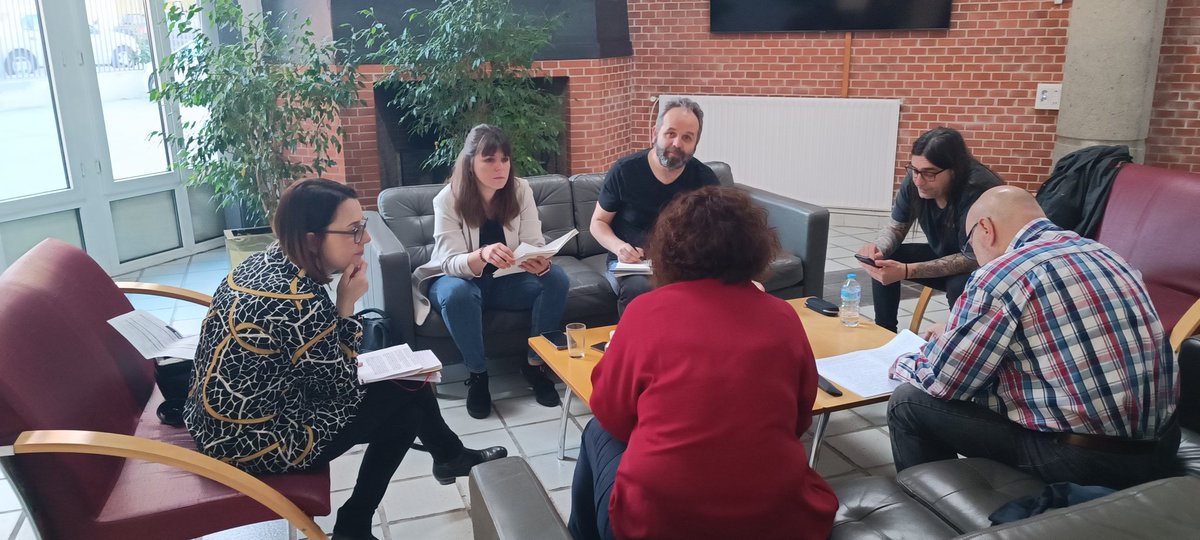 <a href="/CCOO/">Comisiones Obreras</a> <a href="/jcoscu/">J.Coscu</a> <a href="/celiadoval/">Celia</a> <a href="/aurora_martnez/">Aurora Martínez</a> <a href="/MujerCCOOCan/">MujerCCOOCanarias</a> <a href="/LauraEngui/">Laura Enguidanos</a> <a href="/LuisMouliaa/">Luis Mouliaa 🔻</a> <a href="/fufet977/">Mikel Vadell</a> <a href="/ssn1991/">Sandra S.N.</a> Momento de trabajo en grupos para analizar y debatir lo que hemos visto en este bloque. 
✅ ¿Qué tres aspectos destacarías de cada una de las tres grandes transiciones?
✅ ¿Qué papel debe jugar CCOO ante estas transiciones?