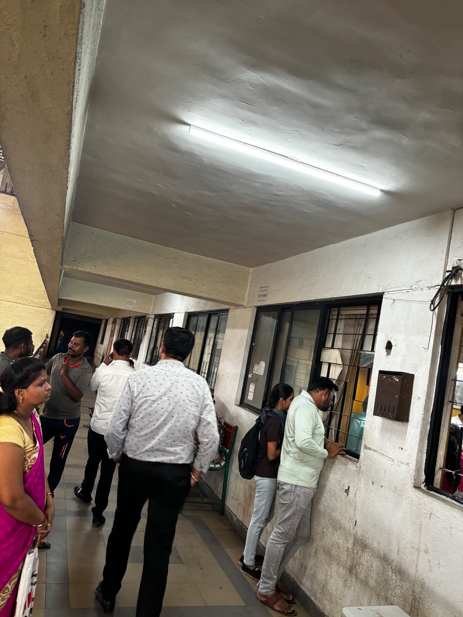 shrutiwave's tweet photo. @CMOMaharashtra when we will improvise on our registry offices.isnt that we need to improve our infrastructure while we are asking customers to pay 12% taxes. No place to sit or stand,no water,no fan. @PMOIndia https://t.co/UyWrrS1Z9q