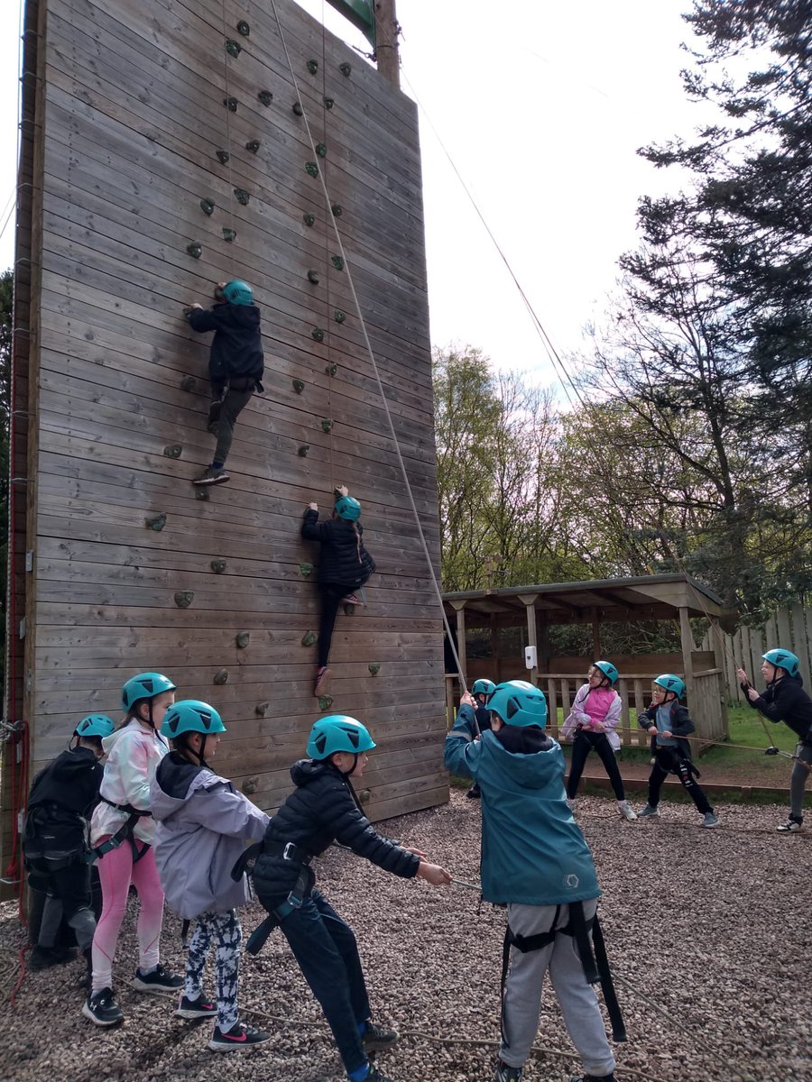 Mr Evans and group 2 testing their archery skills whilst Miss O’Shea and group 3 attempt the climbing wall 🏹 🧗