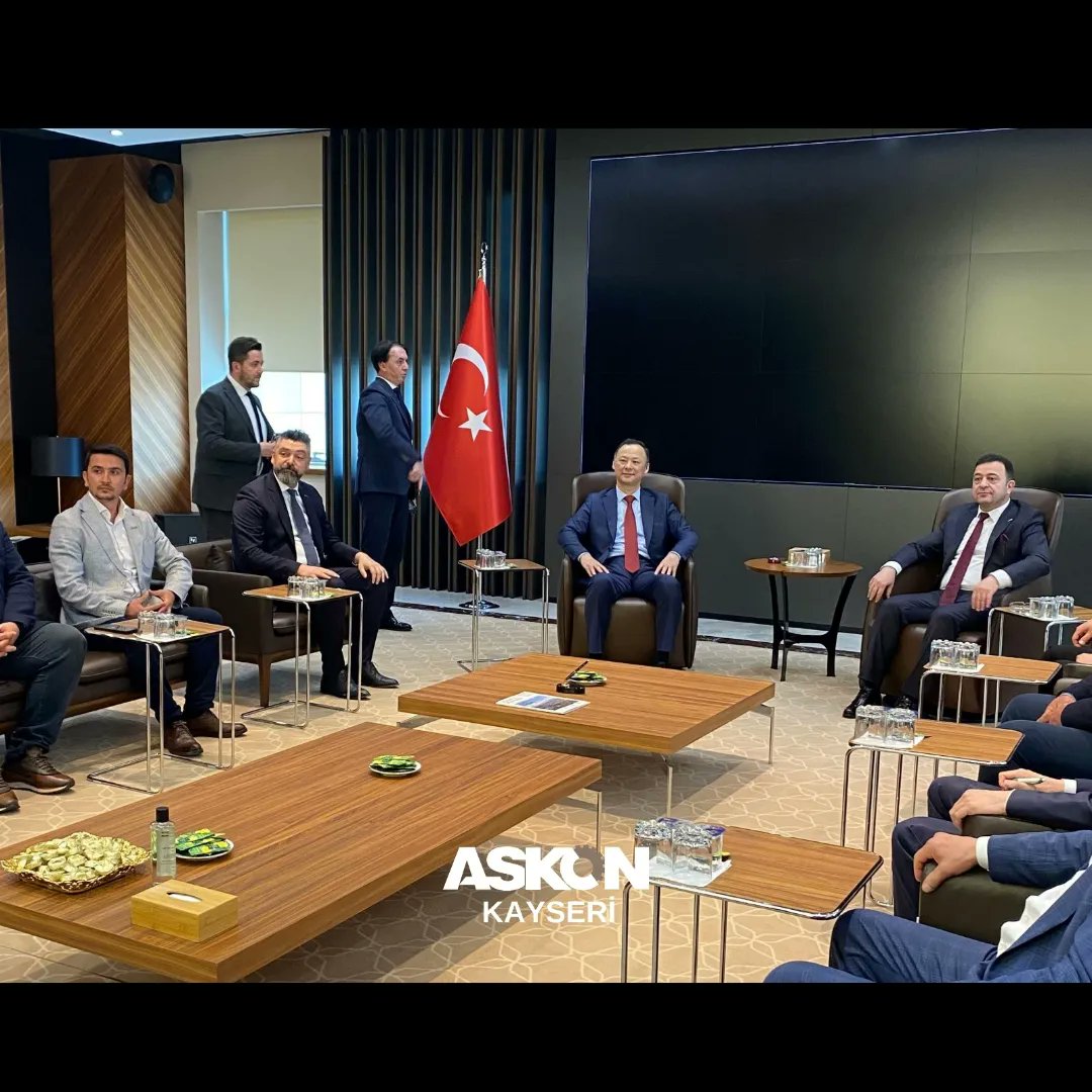 Kayseri Organize Sanayi Başkanı Mehmet Yalçın Bey'i Kırgız Cumhuriyeti Büyükelçimiz Ruslan Kazakbaev ile birlikte ziyaret ettik. 
Görüşmede iki ülke arasındaki gelişen ticaret hakkında fikir alışverişinde bulunuldu.