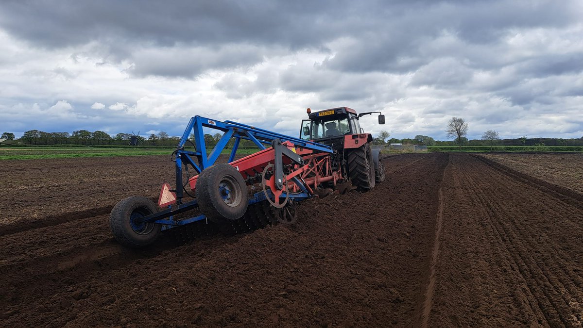 “En de boer hij ploegde voort”, hier legt één van onze #ANLB deelnemers op zijn #akker speciaal voor de #patrijs een #keverbank aan. Rondom de keverbank zaait hij  een #bloemblok en aangrenzend wordt #struweel geplant.