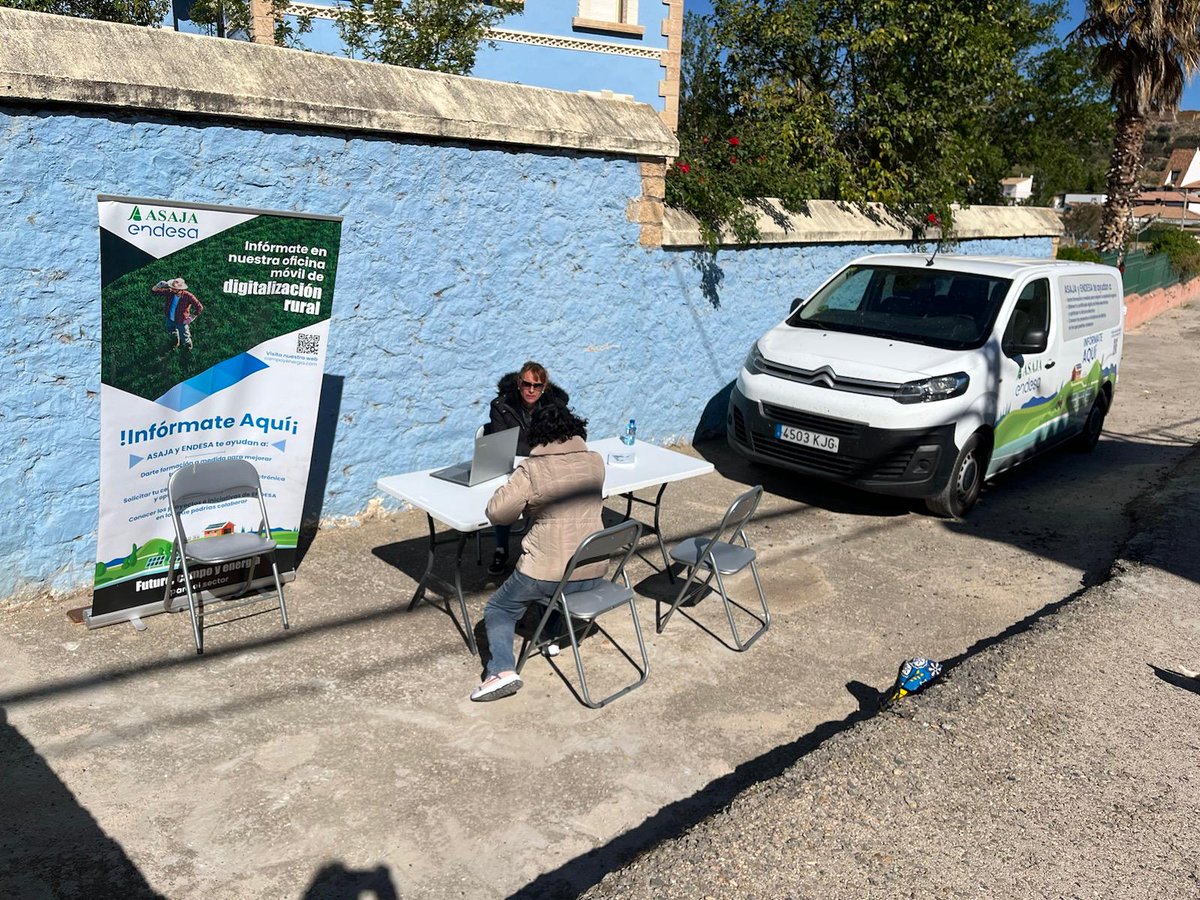 AsajaNacional's tweet photo. 📸 🚐🔵 #hoy en #Oliete

La semana que viene nuestra #OficinaMóvil de #DigitalizaciónRural estará en #Jatiel, #Castelnou, #SamperDeCalanda, #PueblaDeHíjar y #Escatrón

Aquí tienes toda la información 👉https://t.co/HeMsTQ7XUO
@endesa #TransiciónJusta https://t.co/0raBxtzQYm