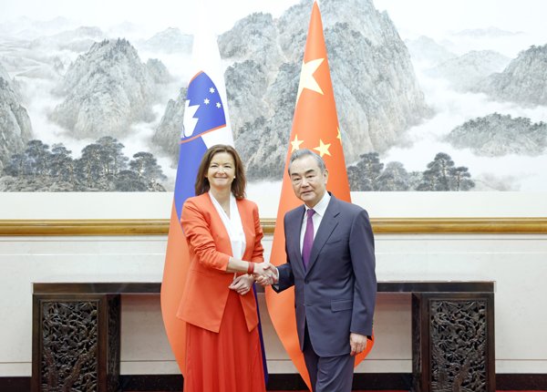 #China-#Slovenia friendship was praised at FM Wang Yi’s meeting with DPM&FM Tanja Fajon of Slovenia. Wang Yi congratulated Slovenia's #UNSC non-permanent membership. 🇨🇳🇸🇮can do more both bilaterally and in global governance. DPM @tfajon came with the biggest business delegation.