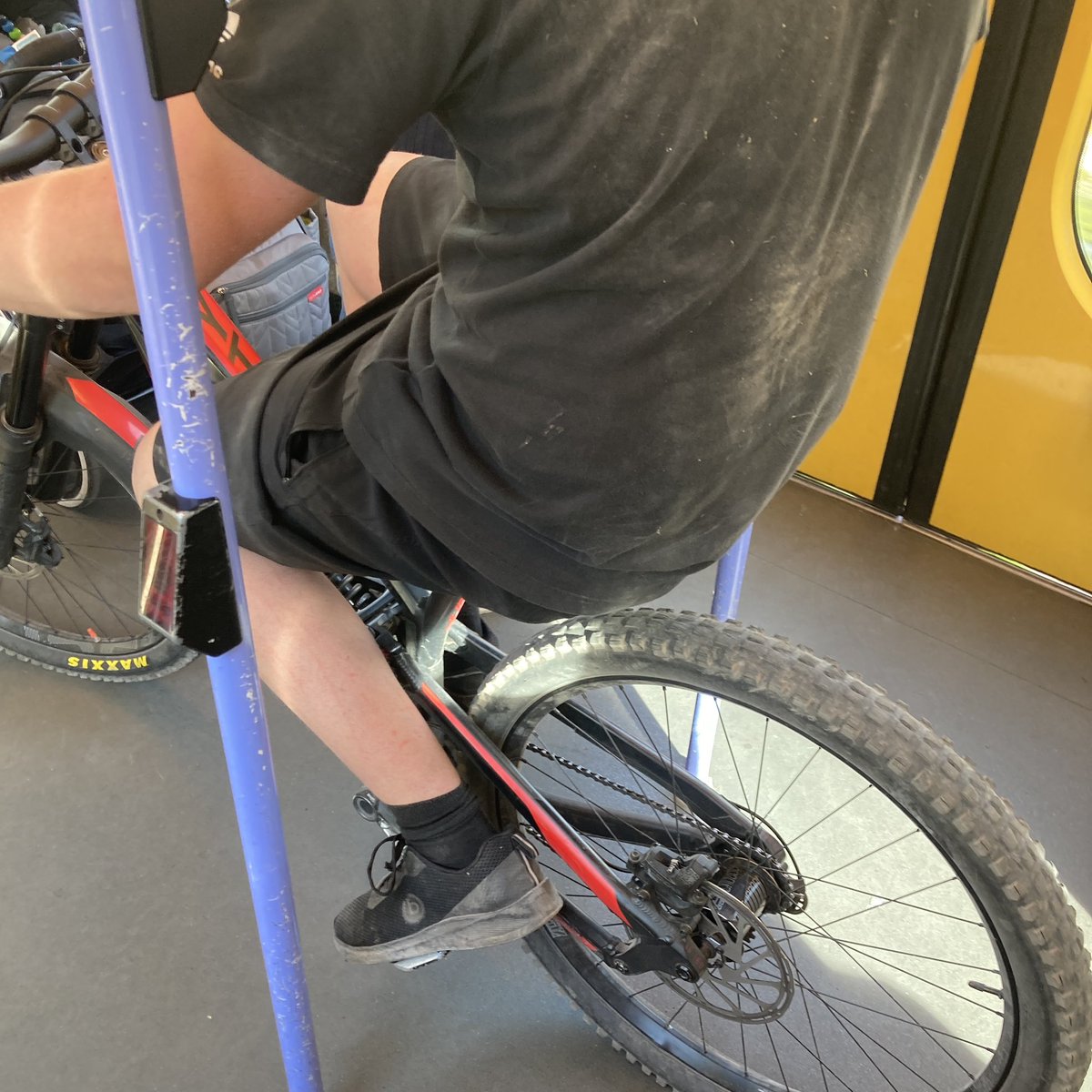 Den Streik mal positiv sehen: Heute fährt keine*r mit dem Rad in der Stadtbahn ☺️ #staypositive