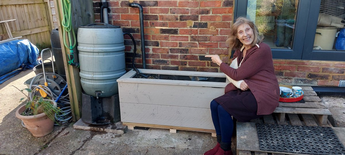 Another 12 awesome rainbox planters installed in the Nevill community in Lewes 😘💦 These fab pond-lined boxes collect rooftop run-off, slow stormwater reaching the drains, reduce flood risk & when planted up, benefit biodiversity 🌧 🌼🐝 Thanks to @LewesDC for support!👌