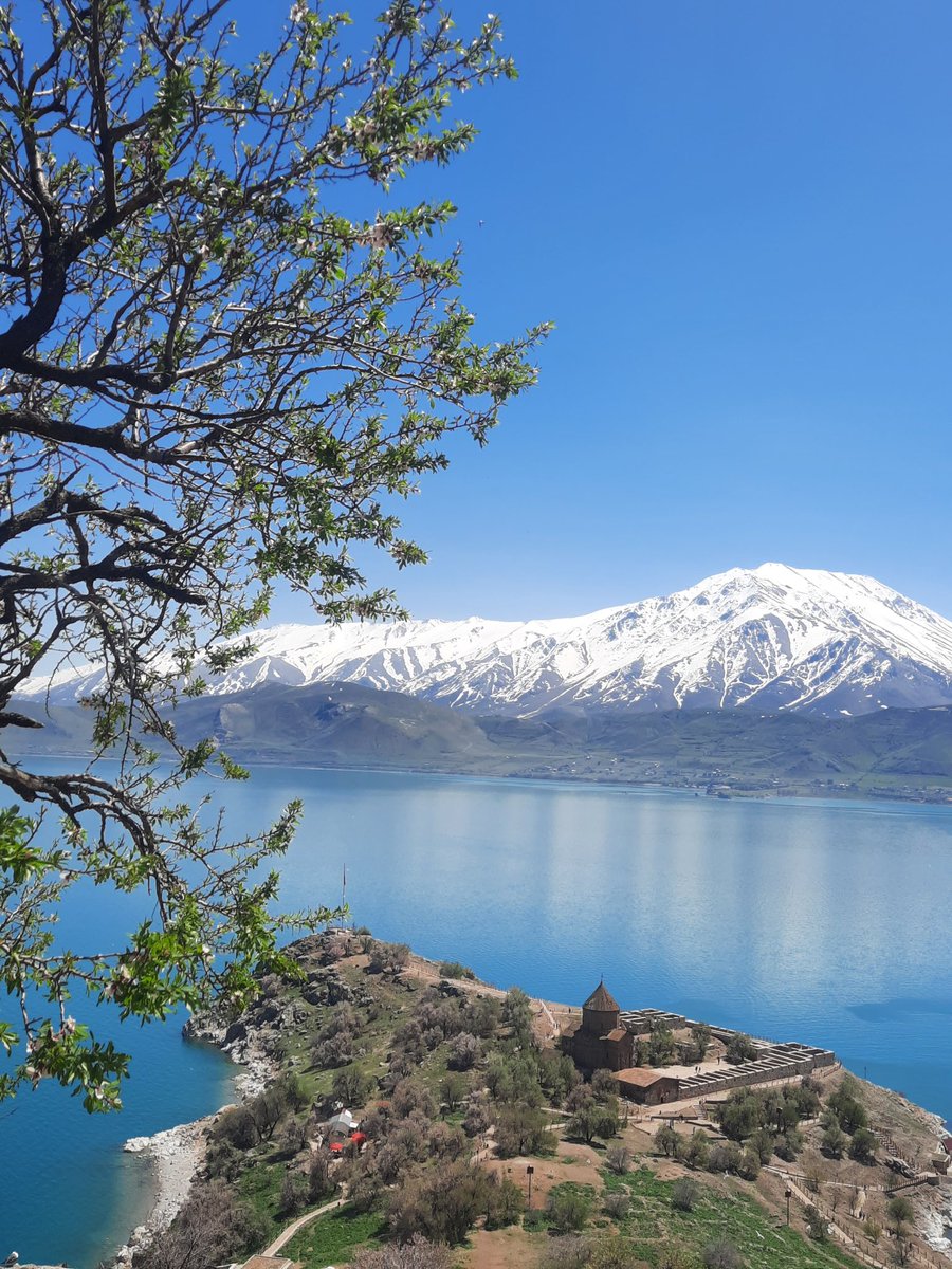 Akdamar adası muhteşem ya Gelmenizi tavsiye ederim